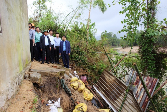 Thủ tướng kiểm tra tình trạng sạt lở đê sông tại thôn Luật Lễ