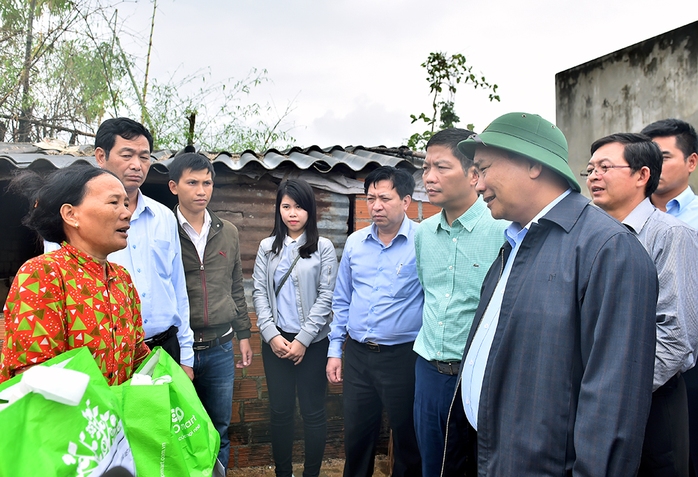 Thủ tướng thăm hỏi người dân thôn Luật Lễ bị thiệt hại nặng do mưa lũ (ảnh: Quang Hiếu)