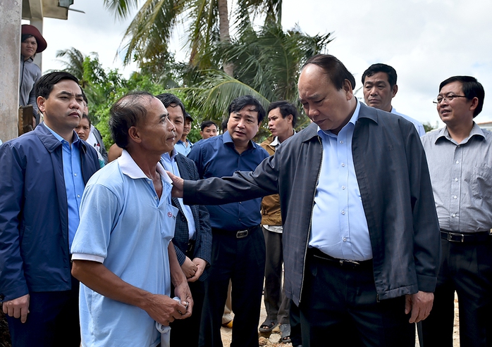 Thủ tướng chia sẻ với những mất mát của bà con vùng lũ An Xuyên 3 (ảnh: Quang Hiếu)