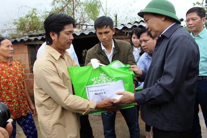 Thủ tướng trao quà hỗ trợ người dân vùng lũ thôn Luật Lễ