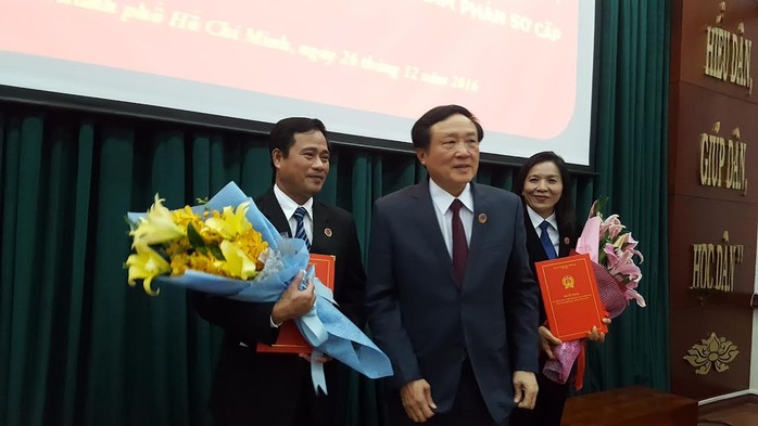 
Chánh án TAND Tối cao Nguyễn Hòa Bình (giữa) trao quyết định cho hai phó chánh án TAND TPHCM
