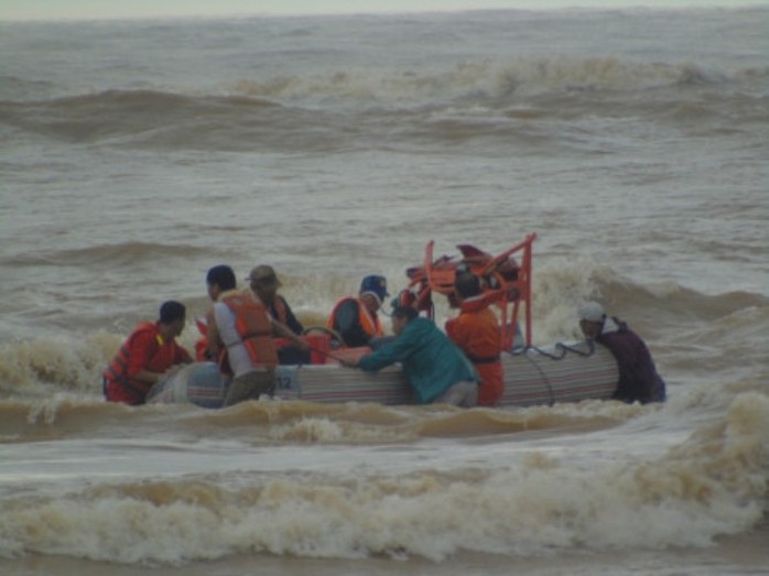 Lực lượng cứu hộ rất nổ lực để cứu thành công 4 thuyền viên