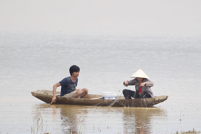 
Để đảm bảo nguồn thực phẩm, người dân phải thả lưới đánh bắt ngay trên dòng nước lũ để tìm thức ăn hàng ngày.
