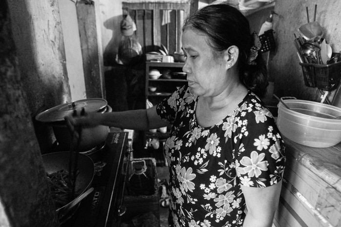 Khoảng 3h chiều, chị Lơ hâm nóng thức ăn, dọn ra cho các cụ ăn để đi bán buổi chiều tối.