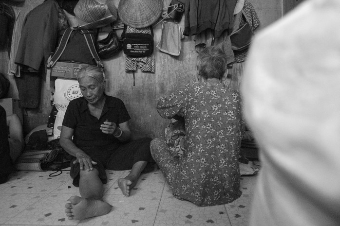Cô Lựu (58 tuổi) do đi nhiều, chân đau nên trước khi đi bán cô phải dùng dầu xoa bóp