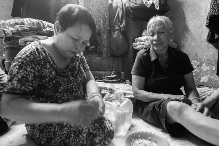 Căn nhà chật hẹp, thiếu thốn nhưng luôn đầy ắp tiếng cười.