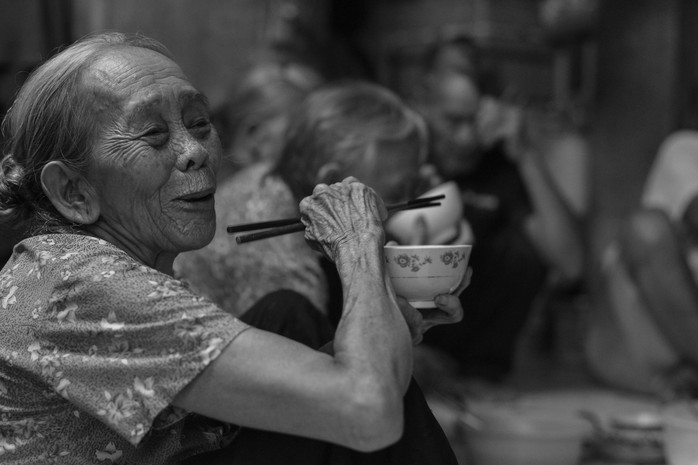 Bữa cơm đạm bạc nhưng ai cũng vui vẻ.