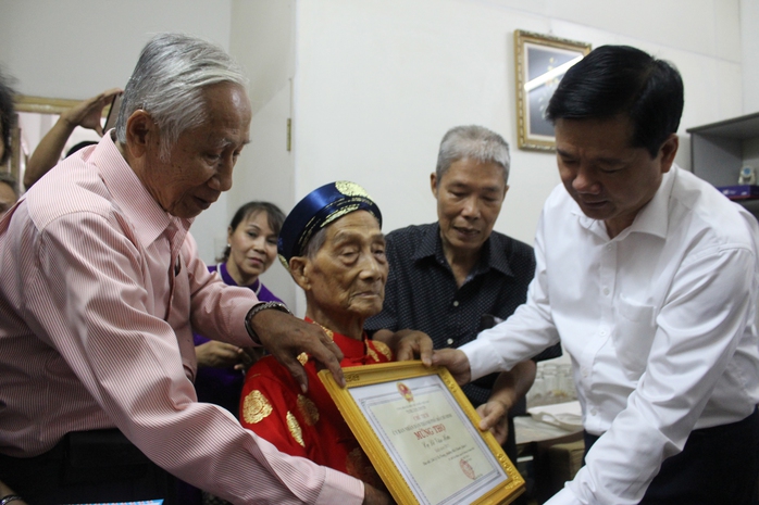 
Bí thư Thành ủy TP HCM Đinh La Thăng thăm cụ Nguyễn Văn Hưu

