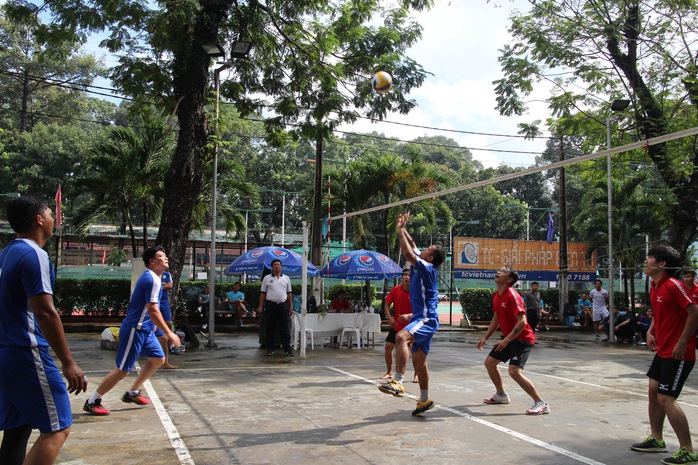 
Các vận động viên thi đấu môn bóng chuyền tại hội thao
