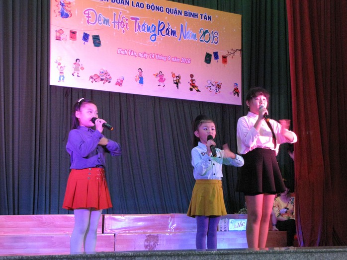 
Một tiết mục biểu diễn trong chương trình “Đêm hội trăng rằm” do LĐLĐ quận Bình Tân, TP HCM tổ chức Ảnh: TƯỜNG PHƯỚC
