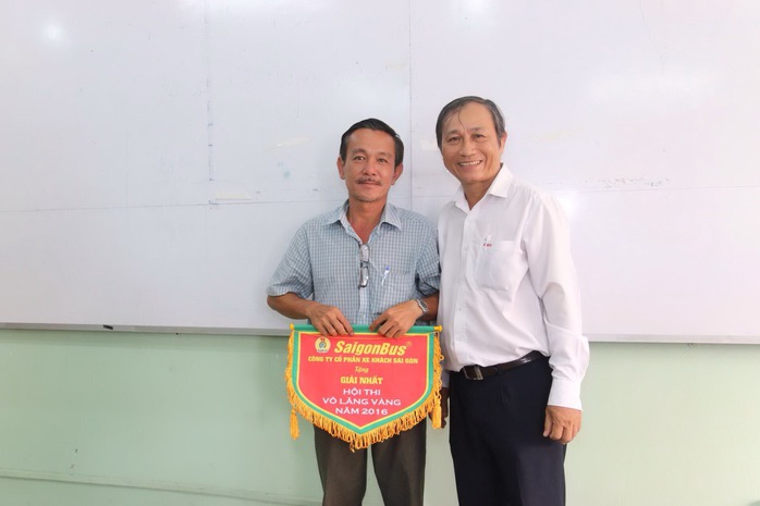 
Ông Nguyễn Châu Nghĩa, Chủ tịch Công đoàn Tổng Công ty Cơ khí Giao thông Vận tải Sài Gòn, trao giải nhất cho thí sinh Nguyễn Anh Tâm
