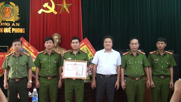 UBND huyện Quế Phong khen thưởng các chiến sĩ tham gia triệt phá đường dây buôn bán ma túy.