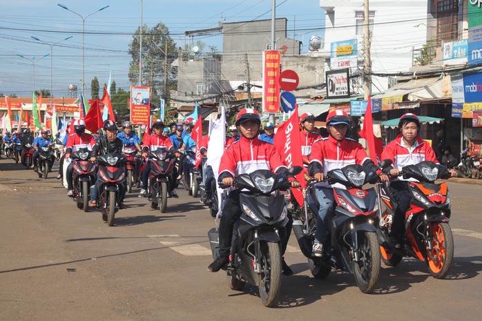 
Lễ tưởng niệm nạn nhân tử vong vì TNGT được tổ chức tại Bình Phước, lồng ghép với ngày hội “Thanh niên với văn hóa giao thông” Ảnh: TTXVN
