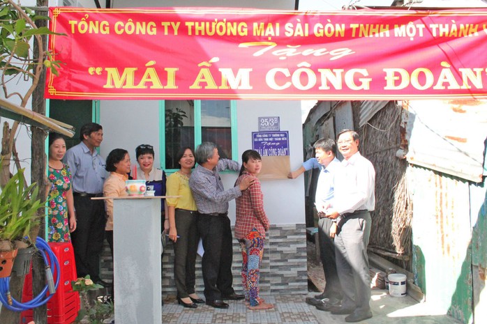 
Công đoàn Tổng Công ty Thương mại Sài Gòn trao “Mái ấm Công đoàn” cho gia đình chị Phan Thị Lệ Hoa
