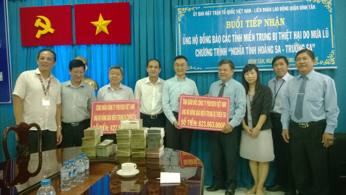 
Đại diện quận Bình Tân tiếp nhận tiền ủng hộ từ Công ty Pou Yuen Việt Nam
