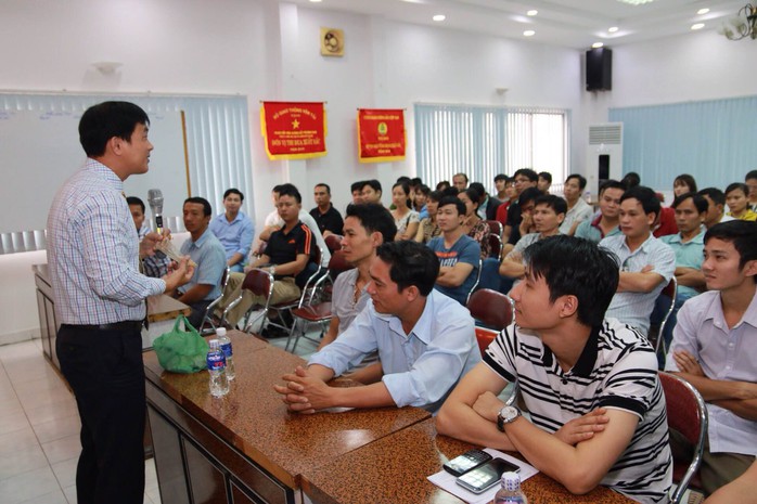 
Ông Nguyễn Văn Quang phổ biến kiến thức về HIV/AIDS cho người lao động
