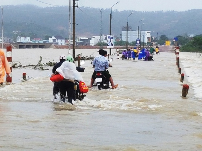 
Tỉnh lộ ĐT 640 đoạn thuộc xã Phước Nghĩa, huyện Tuy Phước lại chìm trong biển nước
