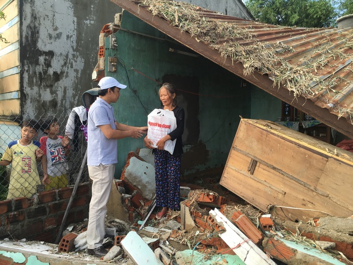 
Ngay khi lũ lụt diễn ra, Tổng Biên Tập Báo Người Lao Động Đỗ Danh Phương đã về vùng rốn lũ xã Phước Thuận, huyện Tuy Phước thăm và hỗ trợ mỗi hộ nghèo có nhà bị sập với số tiền hơn 5 triệu đồng/trường hợp
