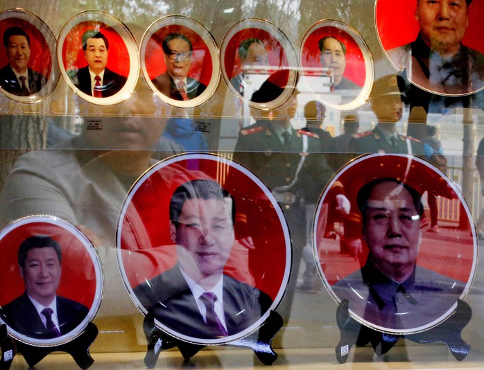 
Vật lưu niệm có hình các lãnh đạo Trung Quốc trong một cửa hàng ở Bắc Kinh. Ảnh: REUTERS
