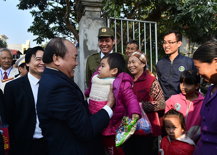 
Thủ tướng Nguyễn Xuân Phúc thăm hỏi người dân trong chuyến làm việc tại tỉnh Hưng Yên ngày 11-12

