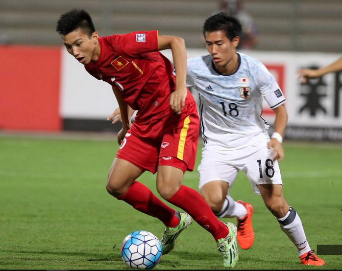 Dù nhiều cầu thủ Nhật có thể hình thấp bé nhưng tranh chấp quyết liệt và thường xuyên đẩy U19 Việt Nam vào thế rượt theo bóng