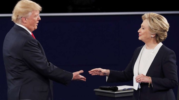 
Bà Clinton và ông Trump bắt tay sau khi cuộc tranh luận kết thúc. Ảnh: Reuters
