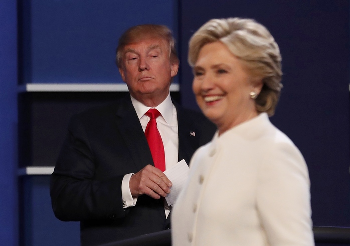 
Hai ứng viên Hillary Clinton và Donald Trump tại cuộc tranh luận lần 3. Ảnh: Reuters
