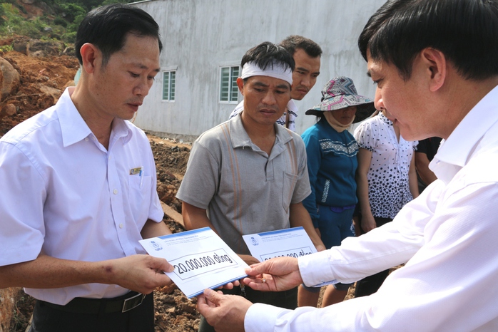 
Ông Cường (phải) trao tiền hỗ trợ cho 2 gia đình, mỗi gia đình có 2 người thiệt mạng trong trận lở núi vừa qua
