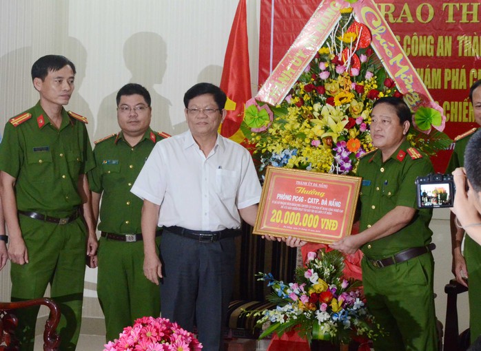 
Ông Võ Công Trí, Phó Bí thư Thành ủy Đà Nẵng trao thưởng 20 triệu đồng cho Công an TP Đà Nẵng
