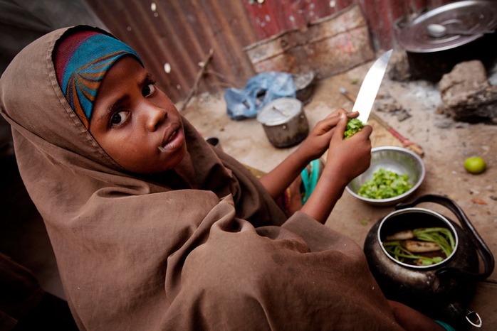 Một em gái giúp gia đình nấu ăn tại thủ đô Mogadishu - Somalia Ảnh: UNICEF