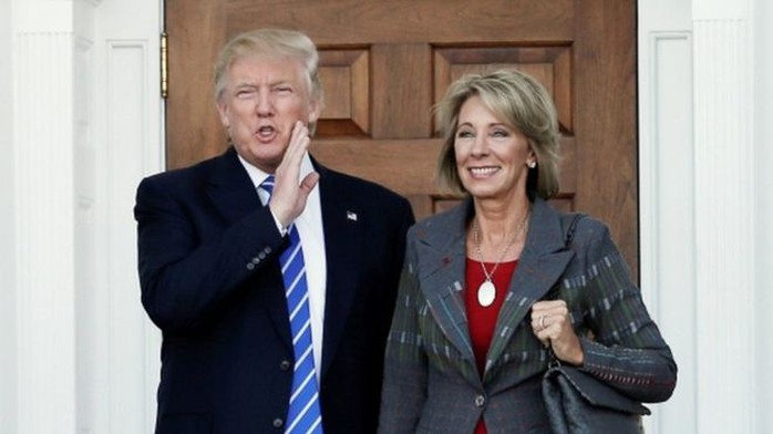 
Ông Trump và nữ tỉ phú Devos. Ảnh: Reuters
