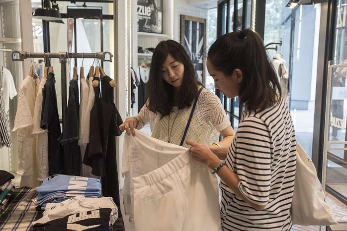 Cô Ngô Tinh Tinh (trái) mua sắm cùng với bạn của mình ở thủ đô Bắc Kinh - Trung Quốc Ảnh: The New York Times