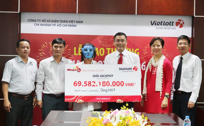 Vietlott ngày 12-12 tổ chức trao giải Jackpot - Mega 6/45 của kỳ quay số mở thưởng số 61 ngày 7-12-2016 với trị giá giải đặc biệt 69.582.180.000 đồng cho một khách hàng tại TP HCM - Ảnh: Vietlott