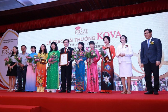 
Tập thể BV Truyền máu huyết học TP HCM và PGS-TS-BS Tạ Thị Tuyết Mai nhận giải KOVA - hạng mục Kiến tạo
