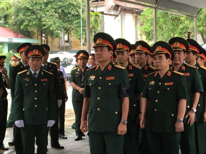 Thượng tướng Võ Văn Tuấn, Phó Tổng Tham mưu trưởng Quân đội nhân dân Việt Nam, dẫn đầu Đoàn Bộ Tổng tham mưu vào viếng các liệt sĩ