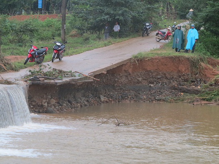 
Tuyến đường từ xã Ân Nghĩa lên xã Bóc Tới, huyện Hoài Ân bị hư hỏng nặng
