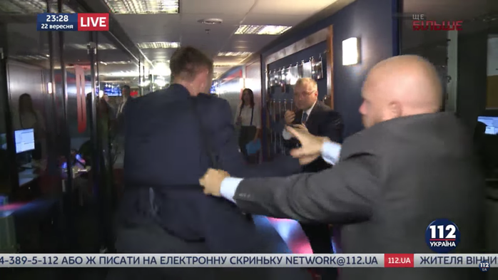 
Hai nghị sĩ Ukraine ẩu đả ngay trên sóng trực tiếp. Ảnh: Youtube
