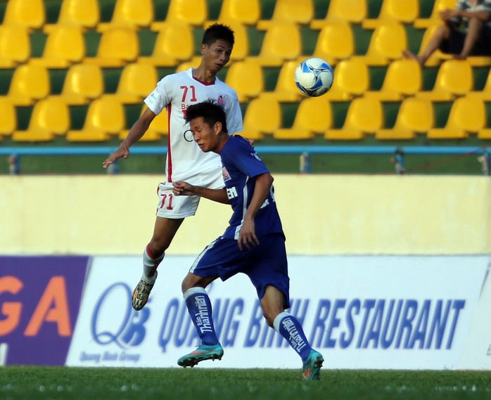 Hậu vệ U21 Than Quảng Ninh ngăn cản pha bóng của A Hoàng (71, U21 HAGL) Ảnh: Quang Liêm