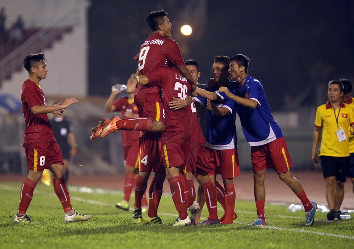 Niềm vui của U21 Việt Nam không kéo dài được lâu khi để U21 Myanmar gỡ hòa 1-1 ở những giây cuối Ảnh: Quang Liêm