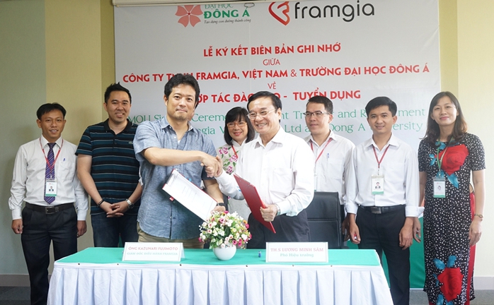 
Đại diện Framgia Việt Nam (trái) và Trường ĐH Đông Á ký hợp tác trong đào tạo, tuyển dụng
