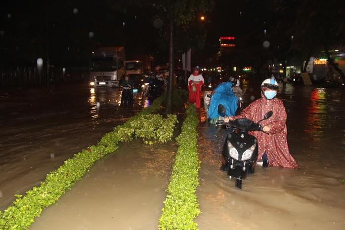 
Cứ hễ mưa lớn là giao thông nhiều khu vực ở Biên Hòa tê liệt
