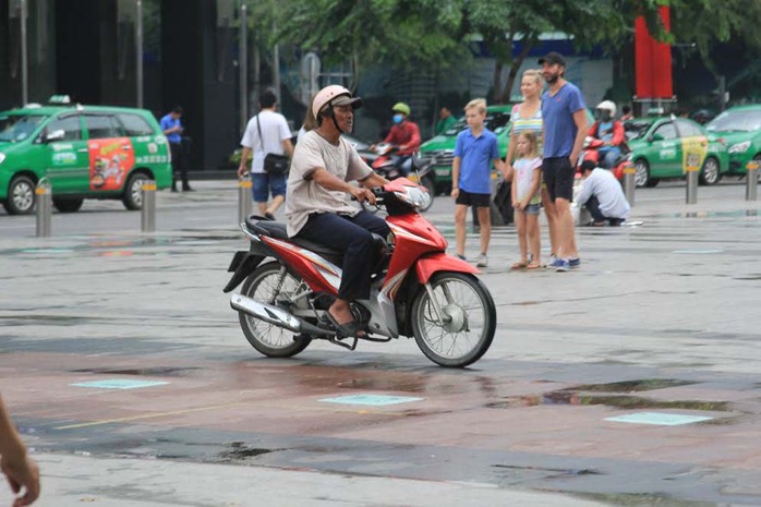 Người đi xe máy vẫn vô tư băng qua phố đi bộ