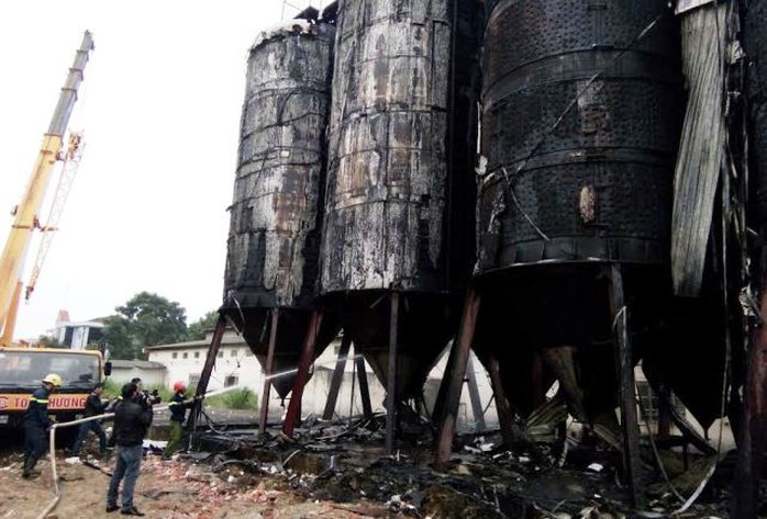 
Nhiều bồn chứa bia bị cháy nham nhở sau vụ cháy lớn ở Thanh Hóa
