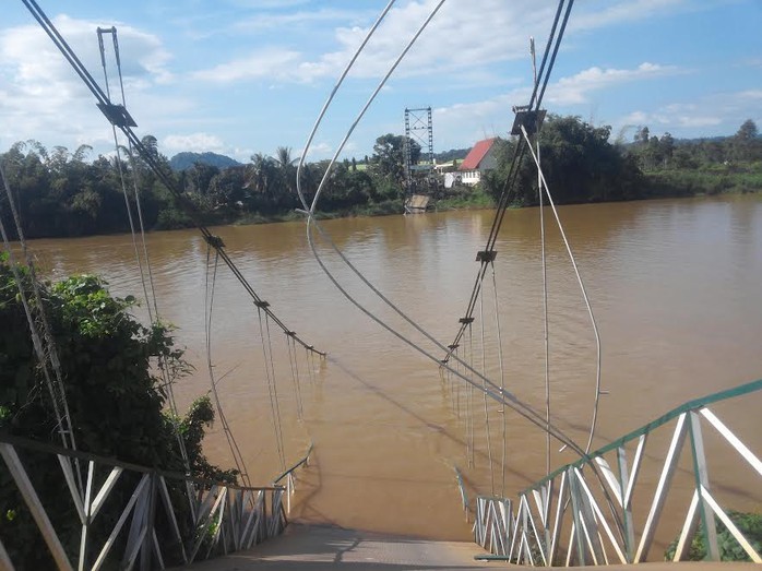 
Cầu treo Tà Lài bắc qua sông Đồng Nai bị sập hoàn toàn
