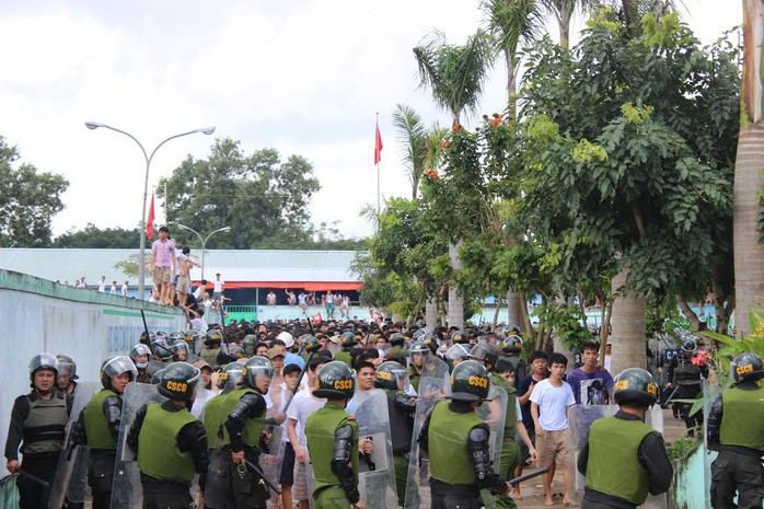 
Cả trăm người tràn ra cổng trại khiến cảnh sát vất vả kiểm soát tình hình
