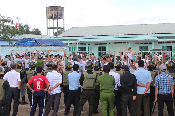 Học viên sau đêm đập phá được động viên để dịu lại và mặc áo trắng sạch sẽ