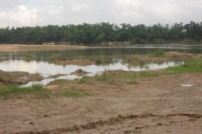 Khúc sông Thu Bồn (đoạn qua xã Duy Hòa, huyện Duy Xuyên) bị khoét sâu do khai thác cát quá mức