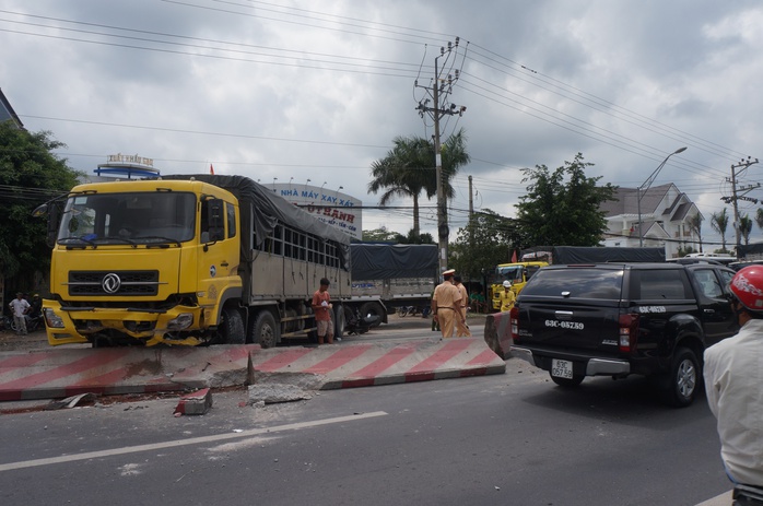 
Hiện trường xe tải tông vào dải phân cách, làm hai vợ chồng đi sau cũng bị tai nạn
