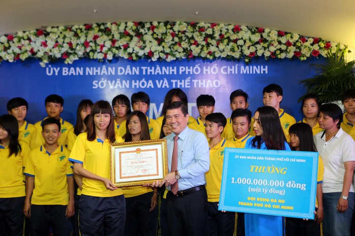 Ủy viên Trung ương Đảng - Phó bí thư Thành uỷ - Chủ tịch UBND TP HCM Nguyễn Thành Phong trao danh vị và tiền thưởng cho đội bóng đá nữ TP HCM