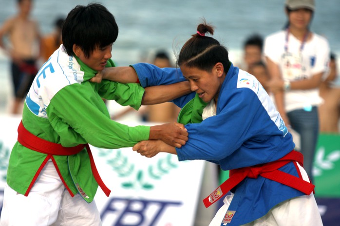 Văn Ngọc Tú (phải) bất ngờ thua ngược Hoàng Thị Tình ở chung kết hạng cân 48 kg môn kurash